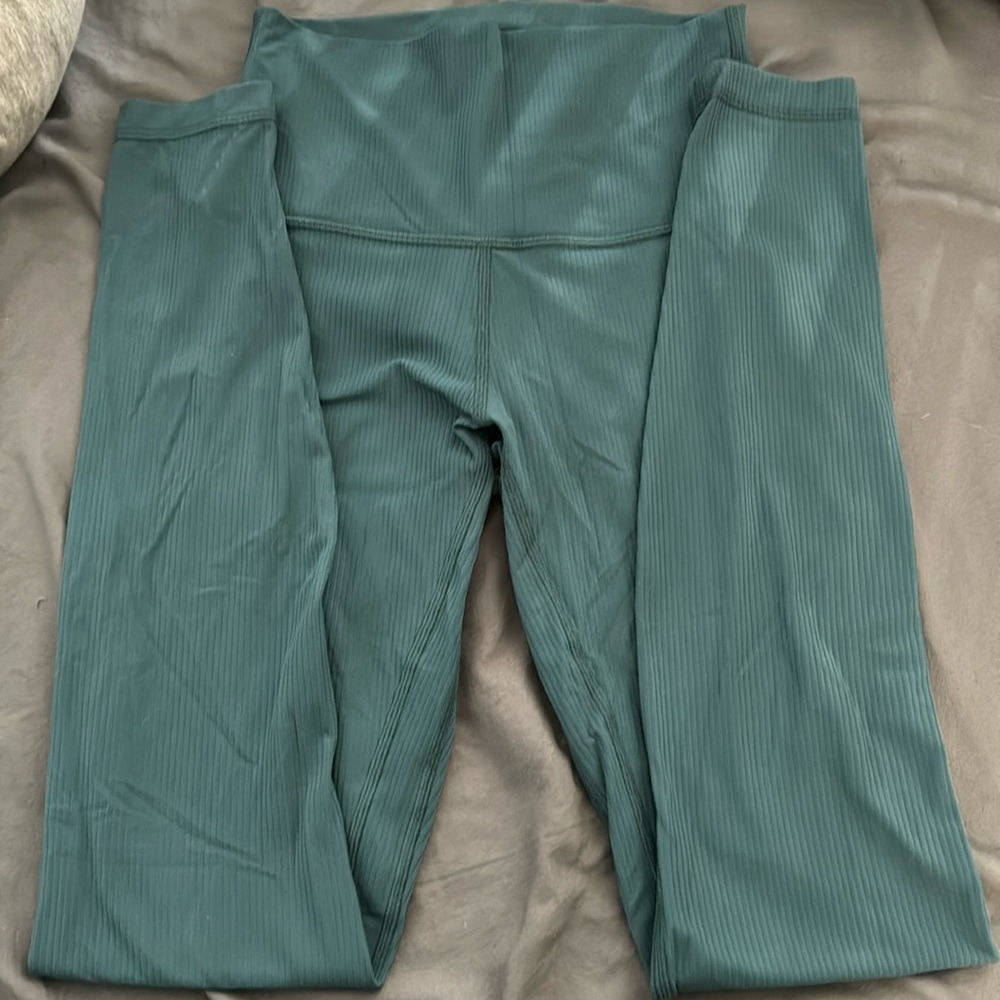 Like new- great condition teal lululemon leggings